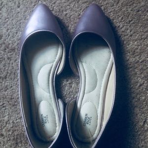 I’m selling a pair of Avon cushions walk  flats